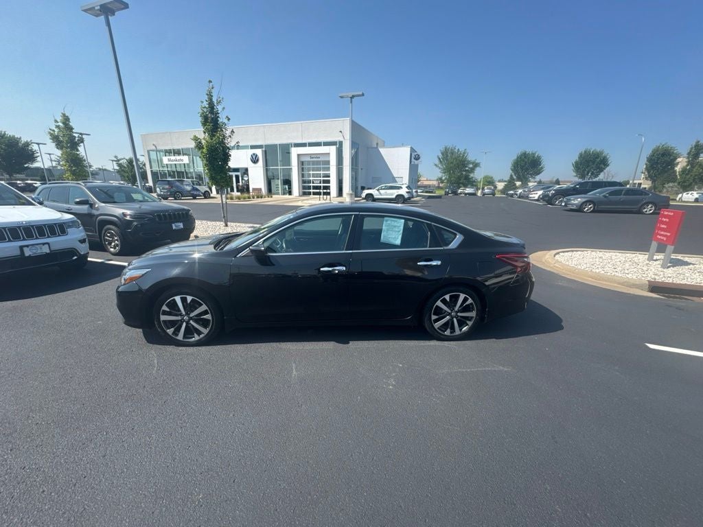 Used 2017 Nissan Altima SR with VIN 1N4AL3AP7HC493412 for sale in Mankato, Minnesota
