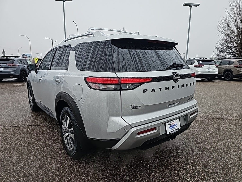 2022 Nissan Pathfinder SL
