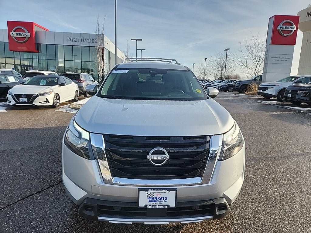 2025 Nissan Pathfinder SL