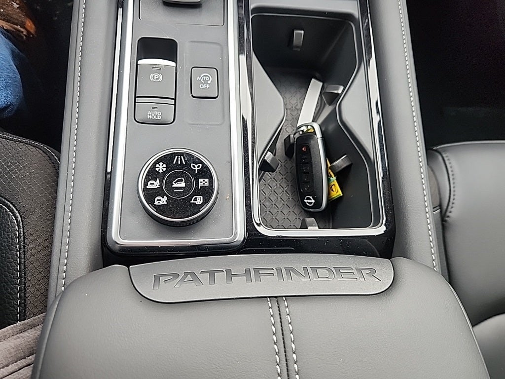 2025 Nissan Pathfinder SL